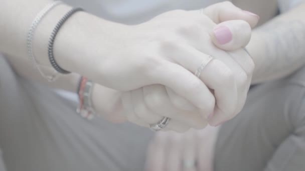 Os amantes segurando as mãos uns dos outros — Vídeo de Stock