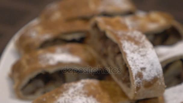 Tarta de manzana (Vienna Strudel) con helado de cámara lenta — Vídeo de stock