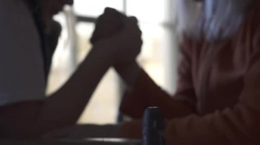 İki kız spor salonunda Arm-Wrestling yavaş hareket