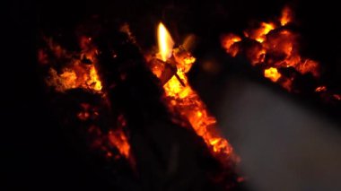 Şenlik ateşinde gece ağır çekim