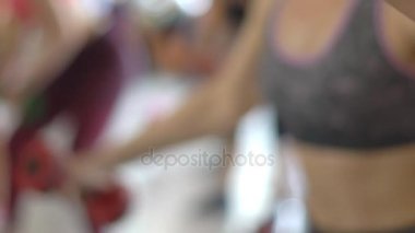 Genç kadın ağırlık ağır çekim kaldırma