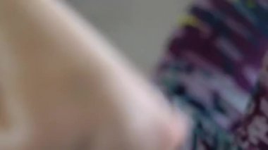 Genç Bayan yapıyor düz karın egzersizleri, Fitness çalışkan
