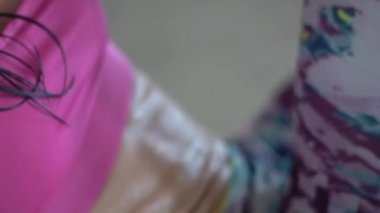 Genç Bayan yapıyor düz karın egzersizleri, Fitness yavaş hareket çalışkan