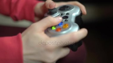 Genç kadın evde video oynatma