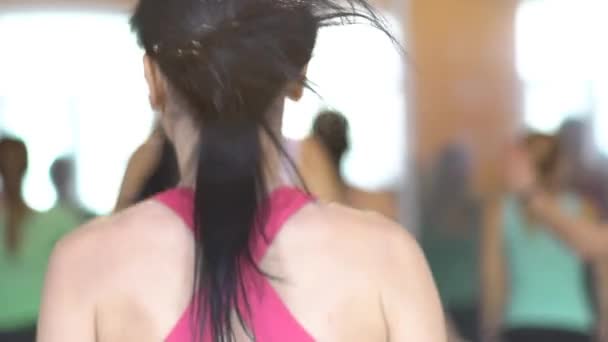 Grupp kvinnor dansar och gör Aerobic övningar slowmotion — Stockvideo