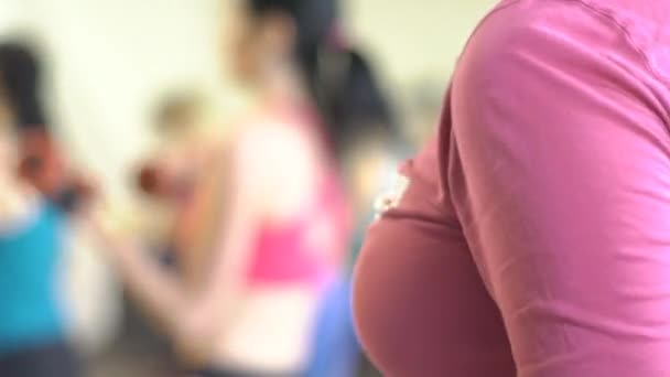 Jeune fille faisant de l'exercice avec des haltères. Fitness — Video