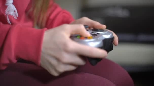 Młoda kobieta w domu grając z Gamepad — Wideo stockowe