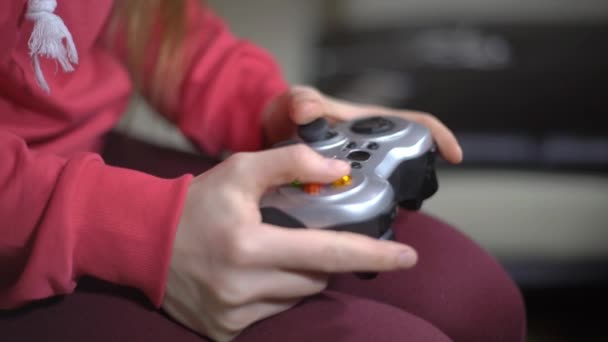 Mädchen aggressiv bei Videospielen mit Gamepad — Stockvideo