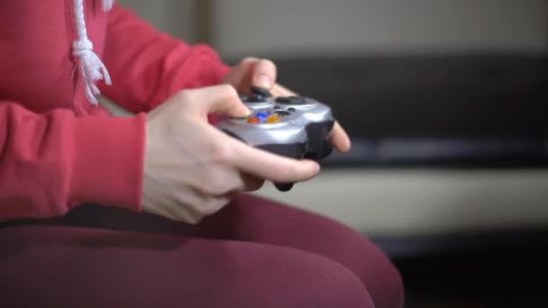 Dívka agresivní, hraní počítačových her s Gamepad — Stock video