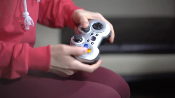 Fille Agressive Jouer à des jeux vidéo avec la manette de jeu, elle jette la manette de jeu — Video