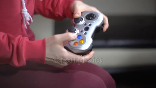 Menina agressiva jogando jogos de vídeo com Gamepad — Vídeo de Stock