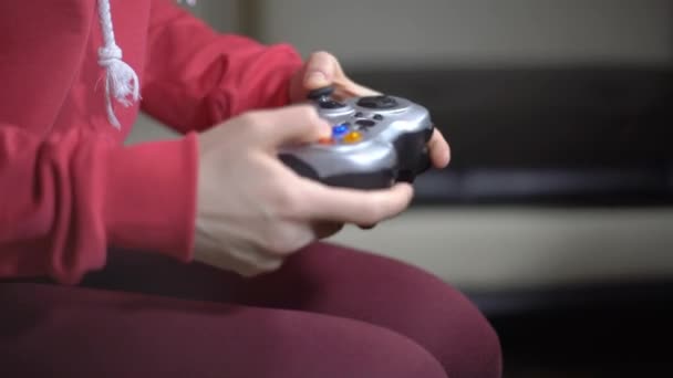 Κορίτσι επιθετική παίζοντας βιντεοπαιχνίδια με Gamepad εκείνη πετάει έξω το και βγείτε έξω — Αρχείο Βίντεο
