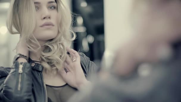 Slow Motion verleidelijke meisje In Lingerie In de spiegel kijken — Stockvideo