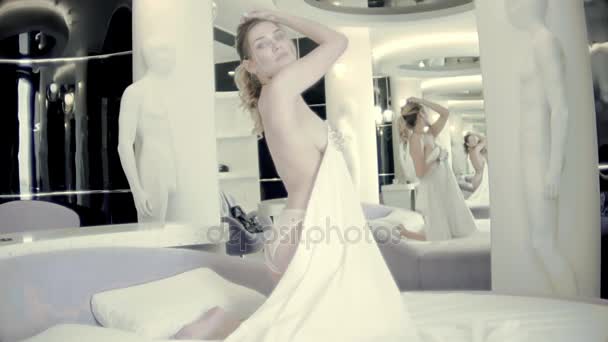 Повільний рух Сексуальна жінка в білій нижній білизні позує на її ліжко — стокове відео