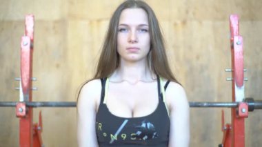 Kız ile bir Barbell Bench Press yapıyor