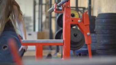 Kız yükleme plaka üzerinde halter