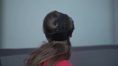 kadında vr başa takılı ekran