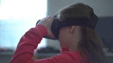 Kadın kullanım Vr Headse. Kadın baş VR gözlük