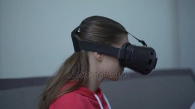 Artırılmış gerçeklik kulaklık evde kullanan kadın