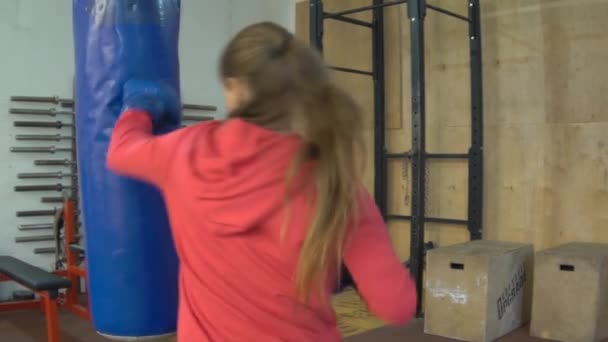 Mouvement lent belle jeune fille pratiquant la boxe dans un gymnase — Video