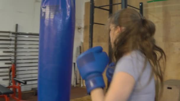 Slow Motion kvinnliga Martial Artist eller Boxer träning på Gym — Stockvideo