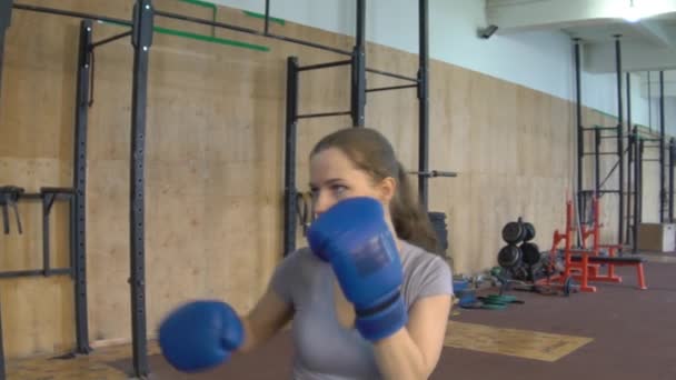 Pomalý pohyb boxerka, výcvik sebeobrany v tělocvičně, dívka v Boxerské rukavice — Stock video