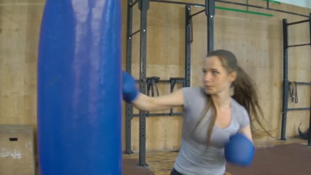 Медленное движение Кикбоксинг Женская тренировка Удар мешок в фитнес-студии — стоковое видео