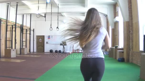 Una chica corriendo en su lugar en el gimnasio — Vídeos de Stock