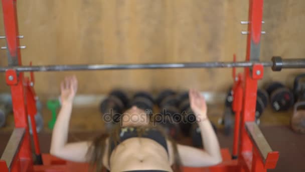 Dziewczyna nagrzewa się w sali gimnastycznej — Wideo stockowe