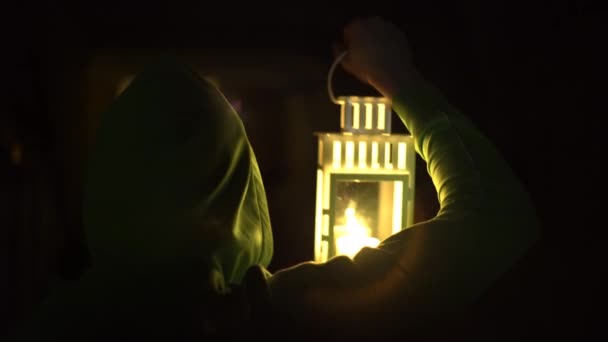 El hombre asustado en un cuarto oscuro. Va con una vela y mira ... El hombre asustado en un cuarto oscuro. Va con una vela y mira ...
