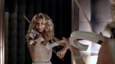 Ayna ve oyun keman kadın 4k görünüyor