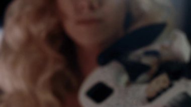 Keman yakın çekim oynarken yavaş hareket kadın