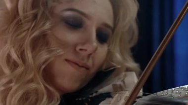 Keman çalmaya yakın çekim