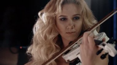 Keman çalan kadın. Yakın plan.