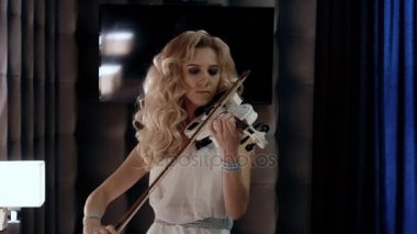 Keman çalmak bir kadın Close-Up ağır çekim