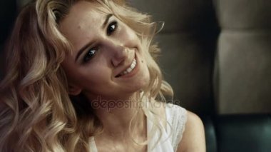 Yavaş yavaş hareket kamera güzel kadın sinek