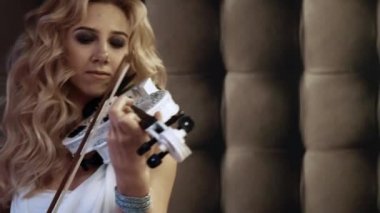 Keman yakın çekim yavaş oynayan kadın