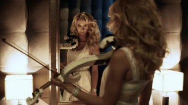 Ayna ve oyun keman kadın 4k görünüyor