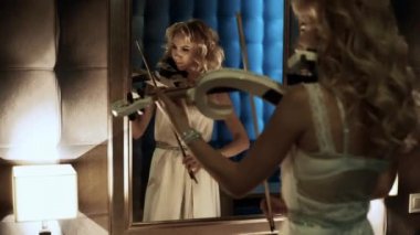 Ayna ve oyun keman kadın 4k görünüyor