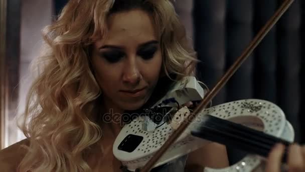 4 k γυναίκα παίζει βιολί γκρο πλαν — Αρχείο Βίντεο