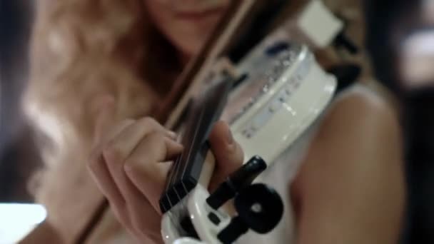4K vue de côté gros plan de fille jouant du violon 