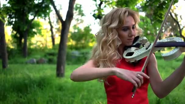 4K fille dans la forêt jouer sur violon Gros plan — Video