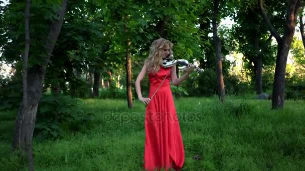 4K Woman Plays On The Violin In The Park — Stock Video