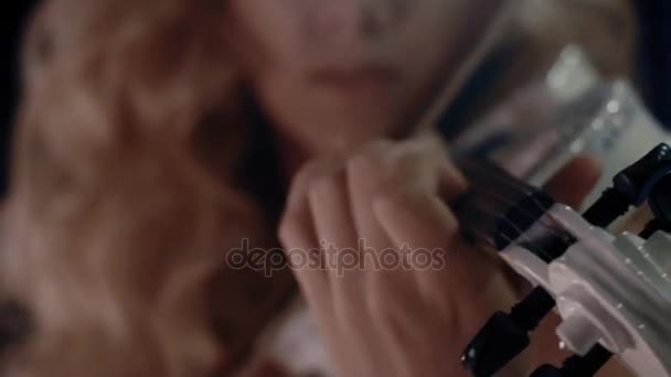 Крупный план девушки, играющей на скрипке — стоковое видео