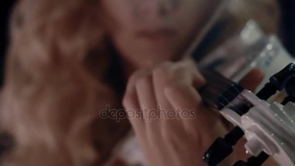 Gros plan de fille jouant du violon 