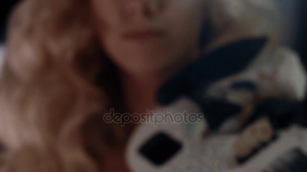 Femme au ralenti jouant du violon Gros plan 