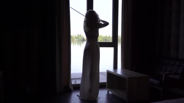 4K Силует дівчина скрипаль грає скрипку з вікна — стокове відео