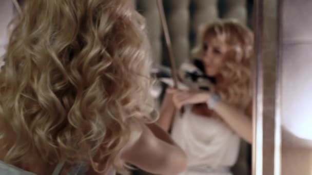 Slow Motion Woman Looks in The Mirror And Playing Violin — Stock Video