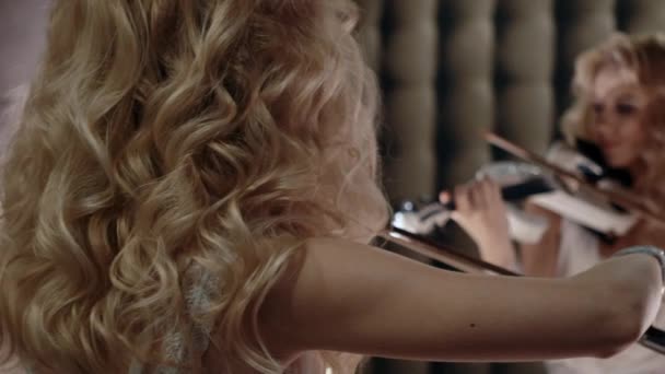 Slow Motion Woman Looks in The Mirror And Playing Violin — Stock Video