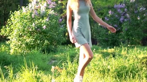 Attrayant jeune femme marchant dans le parc au ralenti — Video